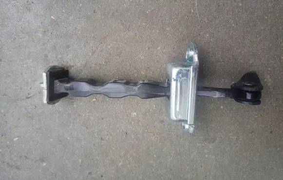 Nissan Leaf I (ZE0) Front door check strap stopper