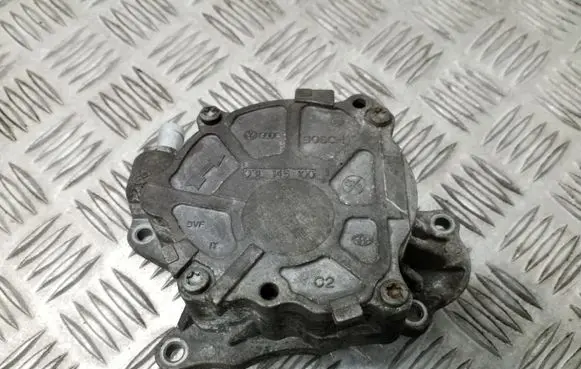 Volkswagen Golf VI Vacuum pump 03L145100F