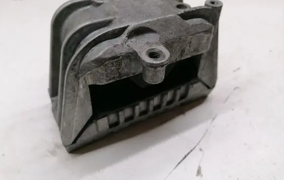 Volkswagen Golf V Engine mount bracket 1K0199262