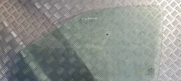 Hyundai Tucson JM Front door window glass four-door