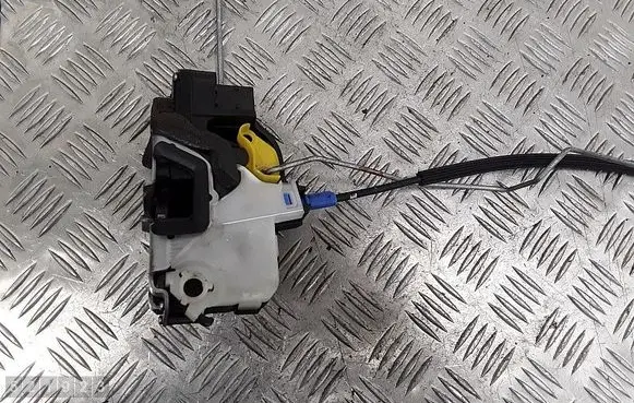 Opel Mokka Front door lock 3023881
