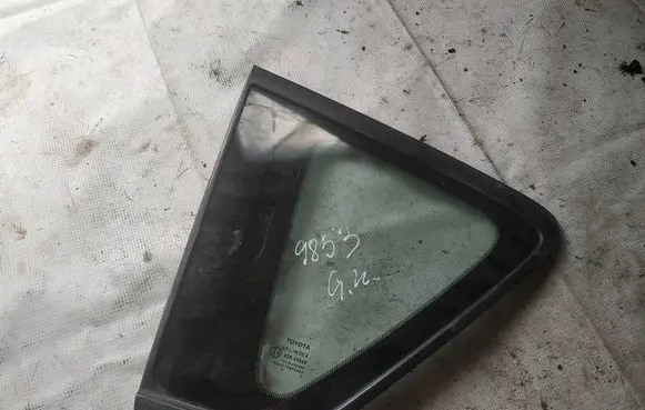 Toyota Corolla Verso AR10 Rear side window as2