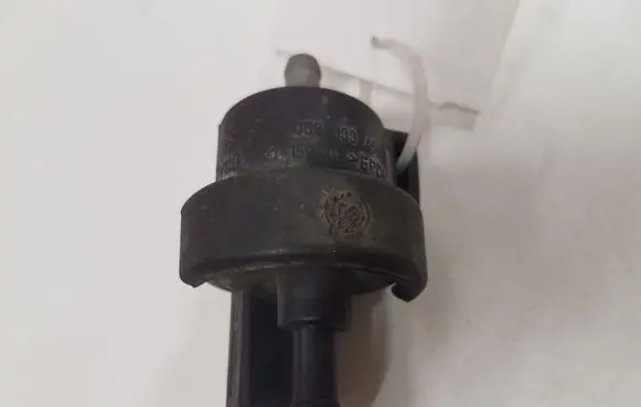 Volkswagen Golf V Vacuum valve 05813359