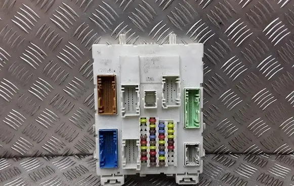 Ford Focus Fuse module bv6n14a073es