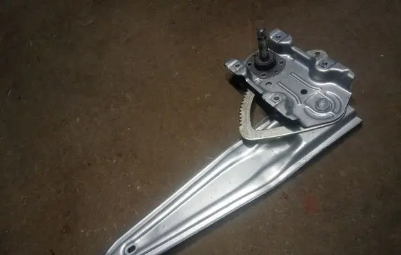 Toyota Yaris Rear door manual window regulator 