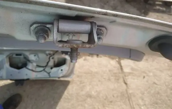 Nissan Primera Tailgate/trunk/boot hinge