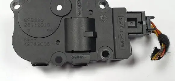 Mercedes-Benz E C207 W207 A/C air flow flap actuator/motor EFB330