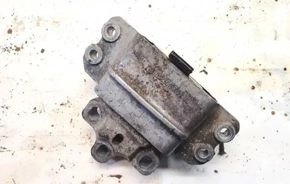 Volkswagen PASSAT B6 Engine mount bracket 3C0199555
