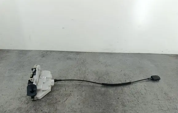 Nissan Primera Front door lock 