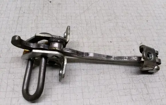 Opel Astra G Front door check strap stopper 24434085 ES700304