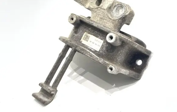 Volkswagen Golf VII Engine mounting bracket