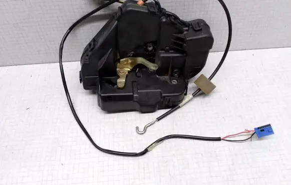 Mercedes-Benz C W203 Rear door lock 2037300235