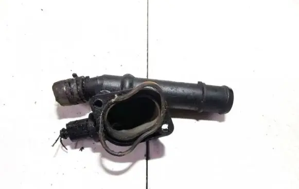 Volkswagen PASSAT B6 Engine coolant pipe/hose 03G121132B