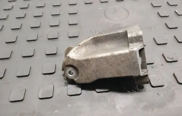 Mercedes-Benz GLK (X204) Engine mounting bracket A6422233504