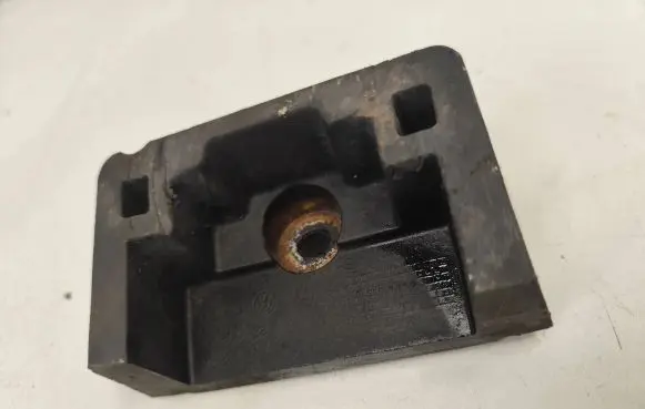Volkswagen Touareg I Jacking socket point 7L8804123