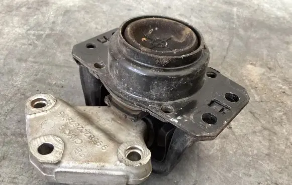 Citroen C4 I Engine mount bracket 9636845880 9636583980 9636270680