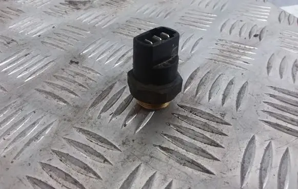 Volkswagen PASSAT B5 Coolant temperature sensor 321959481C