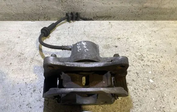 Chrysler 200 Front brake caliper