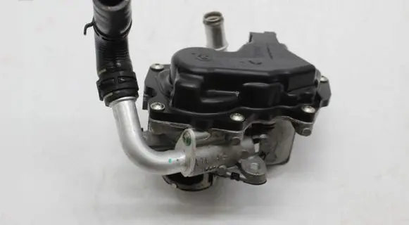 Volkswagen Golf Sportsvan Throttle valve 04L131501E