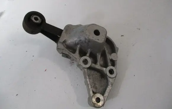 Peugeot 407 Engine mount bracket 