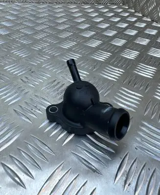 Audi Q3 8U Engine coolant pipe/hose 04L121131AA