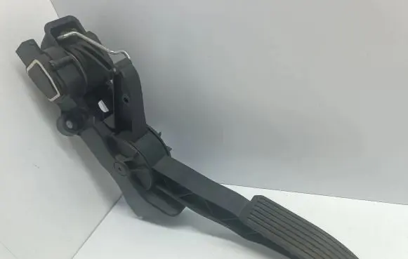 Mercedes-Benz A W169 Accelerator throttle pedal A1693000304