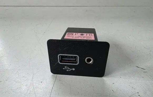 Nissan Juke II F16 USB socket connector 284H35FA0C