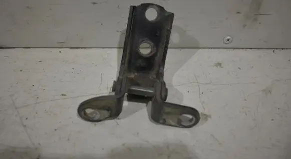 Toyota Avensis T250 Front door upper hinge