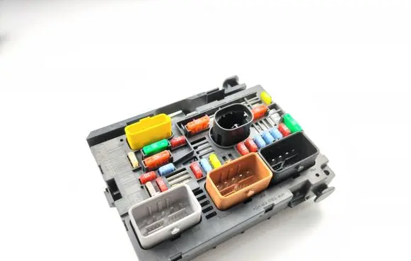 Peugeot 3008 I Fuse module 9807028580