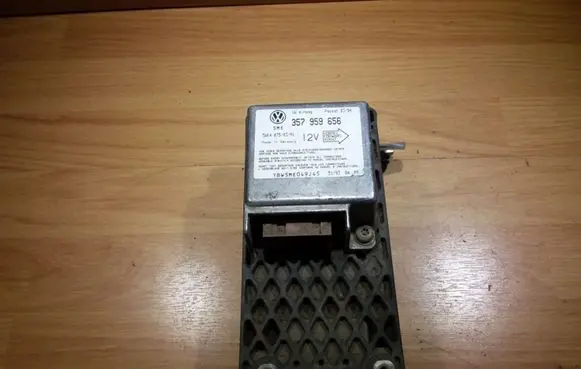 Volkswagen PASSAT B4 Airbag control unit/module 357959656