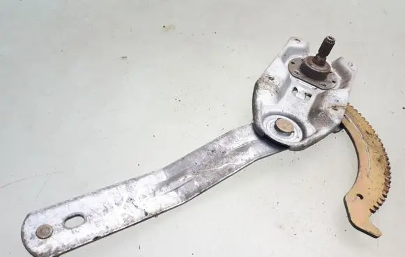 Rear door manual window regulator