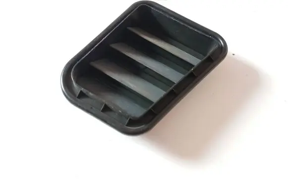 Quarter panel pressure vent