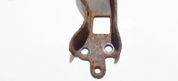 Toyota RAV 4 (XA30) Engine mounting bracket