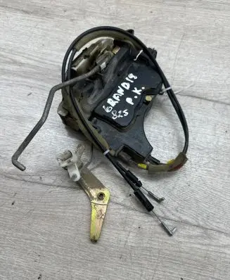 Mitsubishi Grandis Front door lock