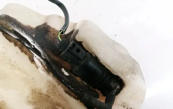 Volkswagen PASSAT B5 Windscreen/windshield washer pump