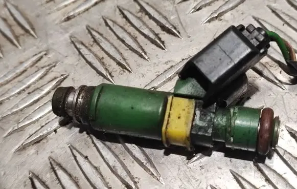 Volvo XC70 Fuel injector 9470229