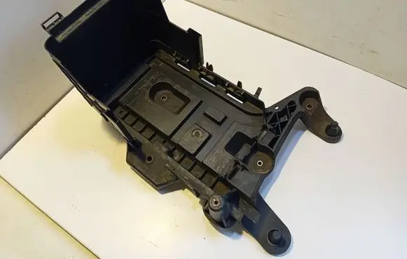 Volkswagen PASSAT B6 Battery tray 1K0915333