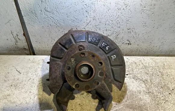 Volkswagen Golf VI Front wheel hub
