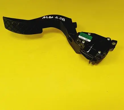 Accelerator throttle pedal