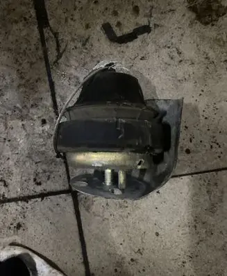 Volvo S80 Engine mount bracket