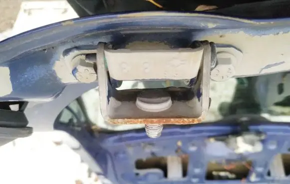 Nissan Micra Tailgate/trunk/boot hinge