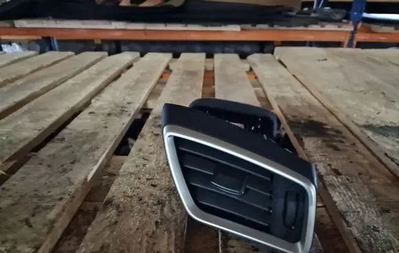 Nissan Qashqai Dashboard side air vent grill/cover trim