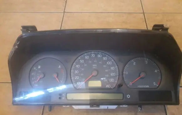 Volvo S70 V70 V70 XC Speedometer (instrument cluster) 69294010T 168387