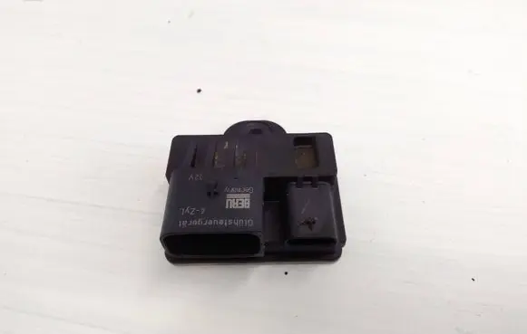 BMW 5 F10 F11 Glow plug pre-heat relay 8570087 0522120103
