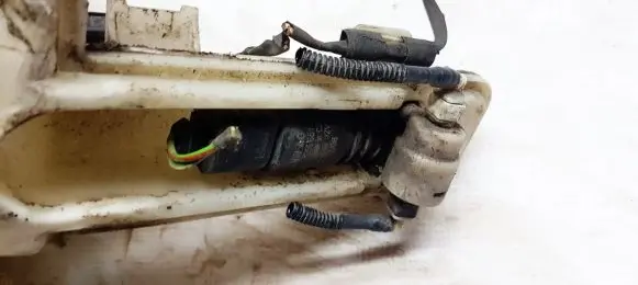 Volkswagen PASSAT B6 Windscreen/windshield washer pump 1K6955651