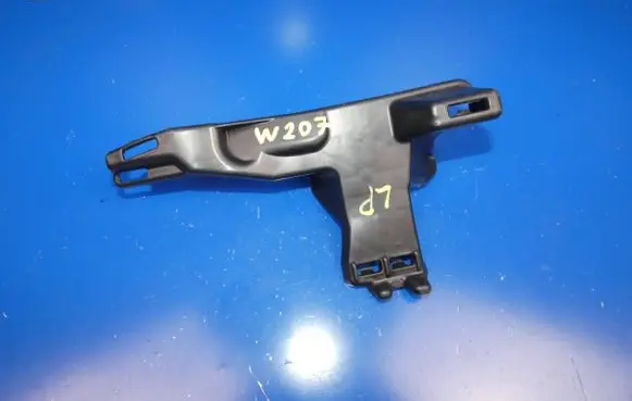 Mercedes-Benz E A207 Front bumper mounting bracket A2078850716