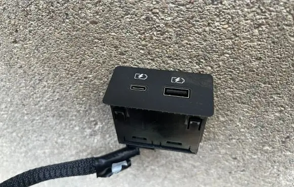 Nissan Qashqai USB socket connector 253316UA0