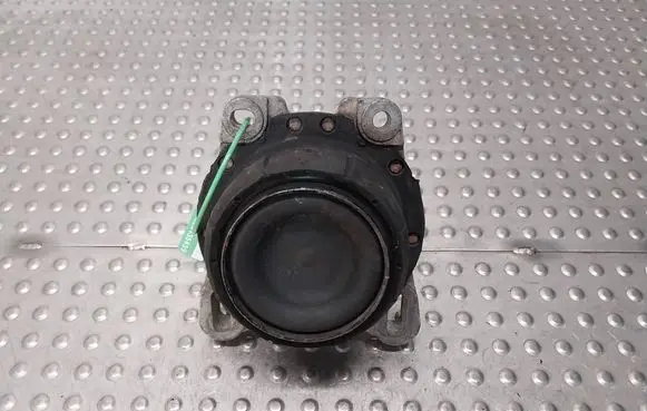 Engine mount vacuum valve