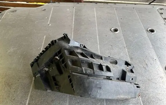 Opel Vivaro Front bumper mounting bracket 620340101R 93856002 66035