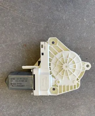 Volkswagen Sharan Front door window regulator motor 8K0959802B 10420260445